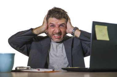 office bilgisayar Resepsiyon umutsuz ve bunalmış duygu üzgün depresyon ve anksiyete krizde finansal iş sorun çalışan genç çekici depresif ve sinirli adam