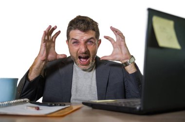 office bilgisayar Resepsiyon umutsuz ve bunalmış duygu üzgün depresyon ve anksiyete krizde finansal iş sorun çalışan genç çekici depresif ve sinirli adam