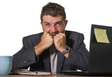 office bilgisayar Resepsiyon umutsuz ve bunalmış duygu üzgün depresyon ve anksiyete krizde finansal iş sorun çalışan genç çekici depresif ve sinirli adam