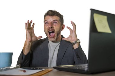 office bilgisayar Resepsiyon umutsuz ve bunalmış duygu üzgün depresyon ve anksiyete krizi beyaz arka plan üzerinde izole çalışan genç çekici depresif ve hayal kırıklığına uğramış işadamı