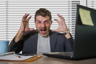 genç çekici depresif ve umutsuz office bilgisayar masasında çalışan işadamı boşa çıkarmak ve mali iş sorun acı depresyon ve anksiyete krizi ile boğulmuş 