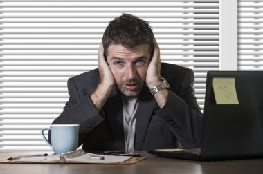 Ofis bilgisayar masası umutsuz ve bunalmış depresyon ve anksiyete kriz mali iş sorun duygu üzgün ile çalışan genç çekici depresif ve sinirli adam 