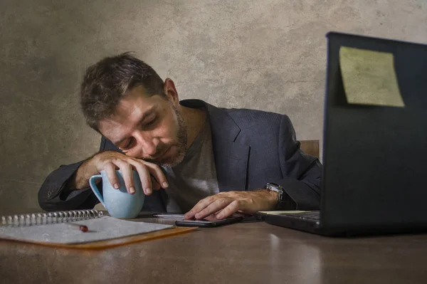 Joven Atractivo Deprimido Frustrado Hombre Negocios Que Trabaja Escritorio Oficina — Foto de Stock