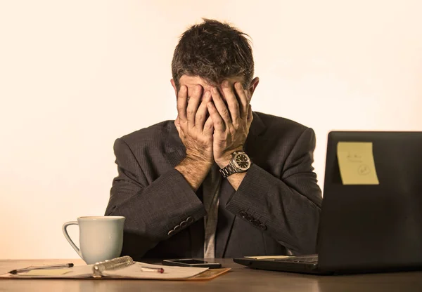 Молодой Привлекательный Депрессивный Разочарованный Мужчина Работающий Офисным Компьютером Отчаянный Подавленный — стоковое фото
