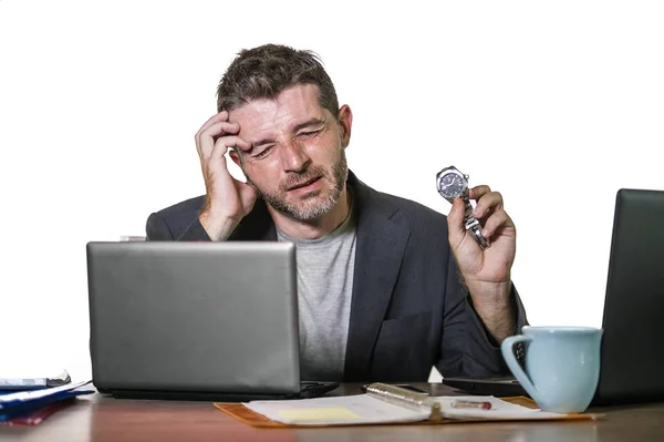 Fiatal Vonzó Depressziós Csalódott Üzletember Dolgozik Hivatal Számítógép Asztal Kétségbeesett — Stock Fotó