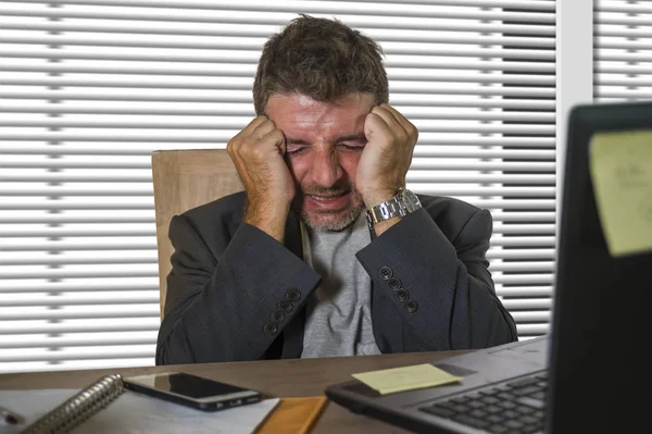 Jonge Aantrekkelijke Depressief Gefrustreerd Zakenman Werken Kantoor Computerbureau Wanhopig Overweldigd — Stockfoto