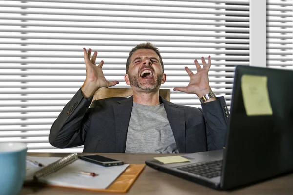 Jovem Atraente Deprimido Frustrado Homem Trabalhando Mesa Escritório Computador Desesperado — Fotografia de Stock