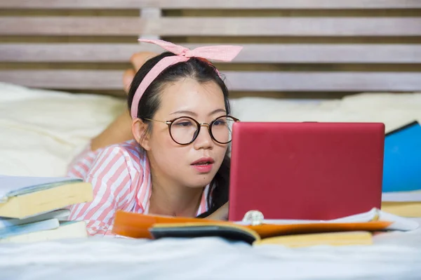 Ung Självsäker Och Vacker Asiatisk Kinesisk Student Flicka Förbereder Universitet — Stockfoto