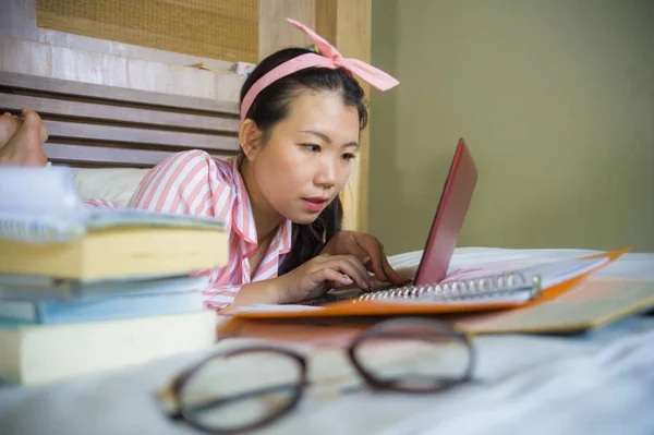 Jonge Zelfverzekerd Mooie Aziatische Koreaanse Student Meisje Voorbereiding Examen Van — Stockfoto