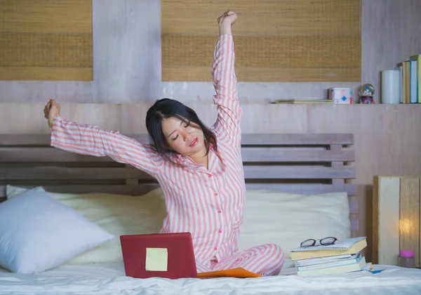 Genç Güzel Yorgun Uykulu Asya Japon Öğrenci Kız Yatakta Uzun — Stok fotoğraf