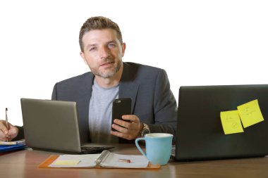 izole memnun ve mali iş başarısı ve kurumsal şirket iş yaşam tarzı kavram açısından rahat ofis bilgisayar masası çalışan genç başarılı ve çekici işadamı portresi