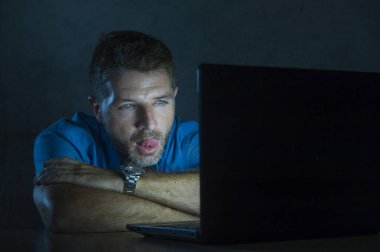 Genç tahrik ve heyecanlı seks günlüğü adam izlemek porno mobil online pornografi bağımlılığı ve Internet pornografik içerik kavram ev büro dizüstü bilgisayar ışık gece içinde