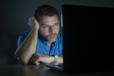 Genç tahrik ve heyecanlı seks günlüğü adam izlemek porno mobil online pornografi bağımlılığı ve Internet pornografik içerik kavram ev büro dizüstü bilgisayar ışık gece içinde