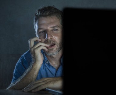Genç tahrik ve heyecanlı seks günlüğü adam izlemek porno mobil online pornografi bağımlılığı ve Internet pornografik içerik kavram ev büro dizüstü bilgisayar ışık gece içinde