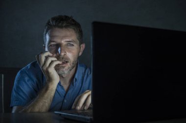 Genç tahrik ve heyecanlı seks günlüğü adam izlemek porno mobil online pornografi bağımlılığı ve Internet pornografik içerik kavram ev büro dizüstü bilgisayar ışık gece içinde