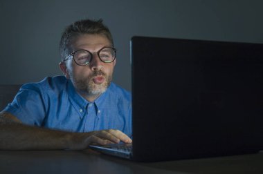 izlerken seks film online gece geç saatlerde dizüstü bilgisayar görünümlü sapık ve internet pornografi ve seks içerik azgın inek genç şehvetli ve tahrik porno bağımlısı adam gözlük