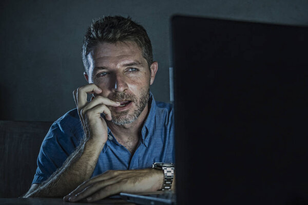 молодой возбужденный и возбужденный секс-наркоман мужчина смотрит порно мобильный онлайн в ноутбуке компьютер светлая ночь на домашнем столе в порнографии наркомании и интернет-порнографического содержания концепции
