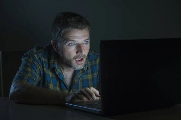 Изолированный Портрет Молодого Удивленного Шокированного Человека Ночью Работающего Ноутбуком Темноте — стоковое фото