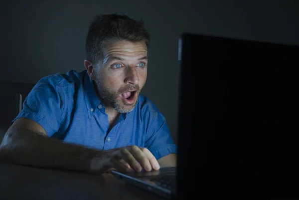 Retrato Isolado Jovem Homem Surpreso Chocado Noite Trabalhando Com Computador — Fotografia de Stock