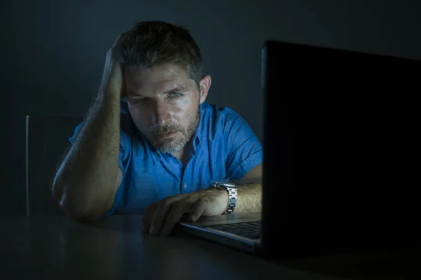 Mladý Atraktivní Unavená Neoholený Muž Pracuje Pozdě Noci Přenosném Počítači — Stock fotografie