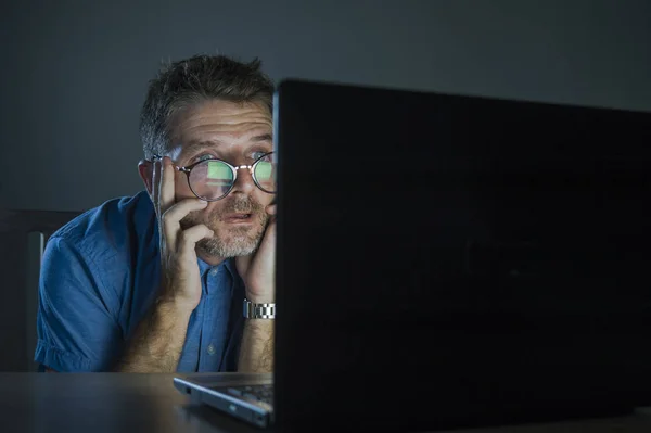 Furcsa Rendetlen Hangsúlyozta Ember Nerd Szemüveg Munka Internet Segítségével Laptop — Stock Fotó