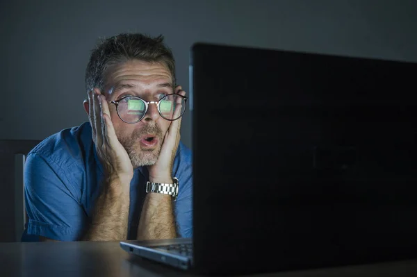 Strano Scioccato Sorpreso Geek Uomo Occhiali Nerd Lavorare Sul Computer — Foto Stock