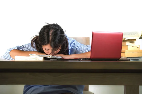 Jovem Estressado Frustrado Asiático Americano Adolescente Estudante Trabalhando Com Livros — Fotografia de Stock