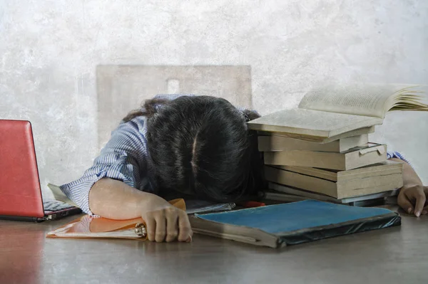 Fiatal Hangsúlyozta Frusztrált Tinédzser Hallgató Dolgozik Tankönyvek Laptop Számítógép Asztal — Stock Fotó