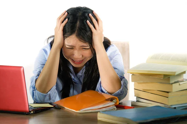 Jonge Benadrukt Gefrustreerd Aziatische Chinese Tiener Student Werkt Met Leerboeken — Stockfoto