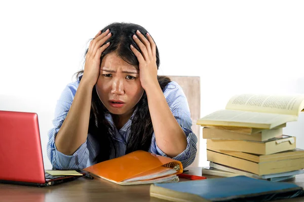 Jovem Estressado Frustrado Asiático Coreano Adolescente Estudante Trabalhando Com Livros — Fotografia de Stock