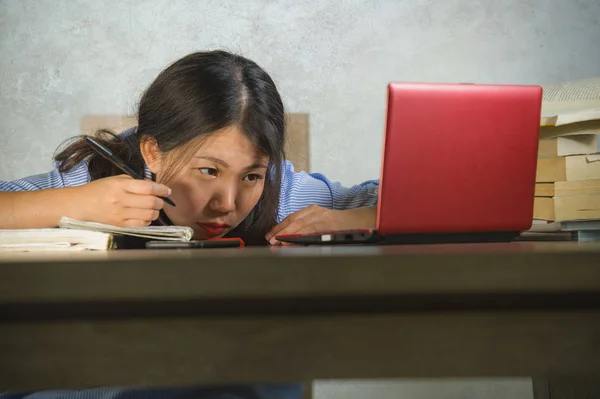 Jonge Benadrukt Gefrustreerd Aziatische Koreaanse Student Meisje Hard Werken Met — Stockfoto