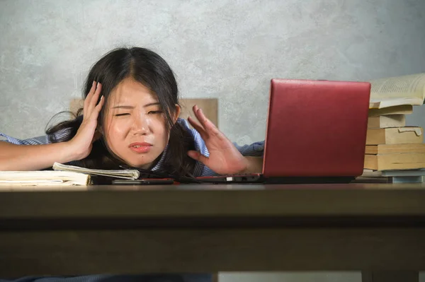 Fiatal Hangsúlyozta Csalódott Ázsiai Koreai Diák Lány Keményen Dolgozik Laptop — Stock Fotó