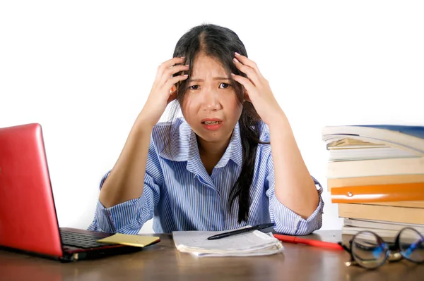 Giovane Stressato Frustrato Asiatico Studente Coreano Ragazza Lavorando Sodo Con — Foto Stock