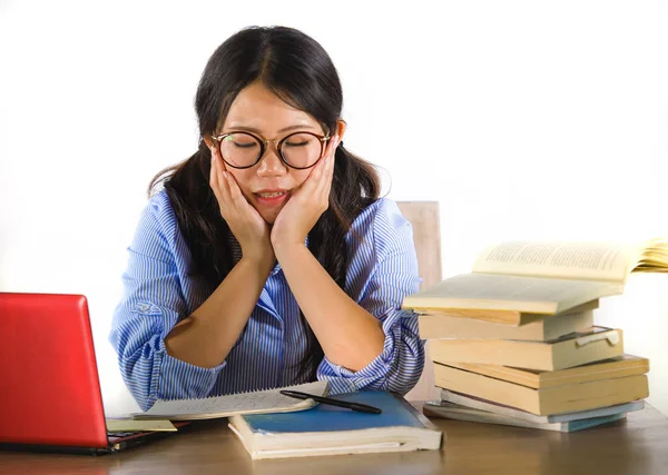 Jonge Zoete Geconcentreerde Aziatische Koreaanse Student Meisje Nerd Bril Werken — Stockfoto