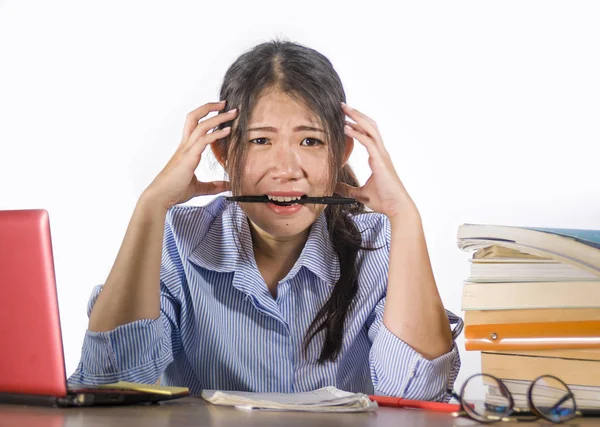 Jong Depressief Benadrukt Aziatische Chinese Student Meisje Werken Met Laptop — Stockfoto