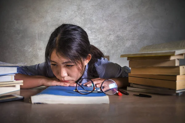 Genç Depresif Asya Dizüstü Bilgisayar Kitap Çalışma Öğrenci Kız Kazık — Stok fotoğraf