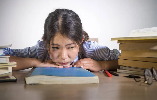 Genç Depresif Asya Dizüstü Bilgisayar Kitap Çalışma Öğrenci Kız Beyaz — Stok fotoğraf