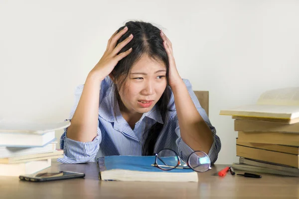 Giovane Depresso Stressato Asiatico Coreano Studente Ragazza Lavoro Con Laptop — Foto Stock