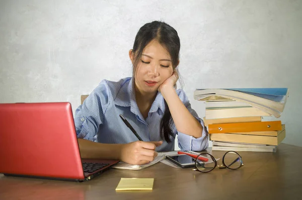 Giovane Bella Felice Ragazza Studentessa Cinese Asiatica Efficiente Che Lavora — Foto Stock