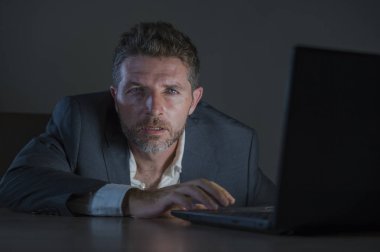 Ofis dizüstü bilgisayar masası yorgun ve mali iş sorunu ve çok çalışan işçi kavramı Uykulu, gece geç saatlerde çalışan genç çekici israf ve yorgun girişimci adam