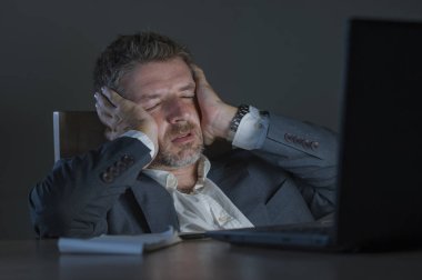 umutsuz ve stresli bir genç işadamı mesai endişeli ve iş sorununun depresyon sorunu ve anksiyete kriz acı bunalmış duygu ofis dizüstü bilgisayar masası