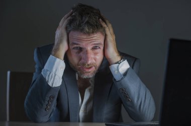 umutsuz ve stresli bir genç işadamı mesai endişeli ve iş sorununun depresyon sorunu ve anksiyete kriz acı bunalmış duygu ofis dizüstü bilgisayar masası