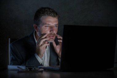 geç gece güvensizlik yüz ifadesinde iş yaşam tarzı kavramı ile şok ve sürpriz dizüstü bilgisayar kullanan çalışan genç çekici ve sürpriz işkolik girişimci adam