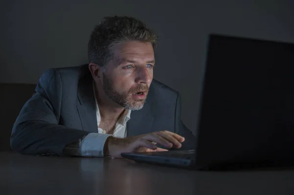 Giovane Attraente Sorpreso Imprenditore Maniaco Del Lavoro Uomo Che Lavora — Foto Stock