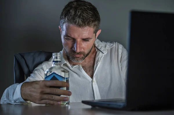 Jonge Verspild Depressief Alcohol Verslaafde Zakenman Bidon Dronken Avonds Werken — Stockfoto