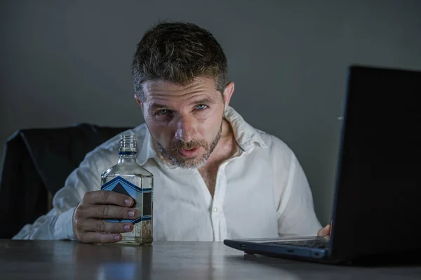 Joven Adicto Alcohol Desperdiciado Deprimido Hombre Negocios Beber Botella Trabajo —  Fotos de Stock