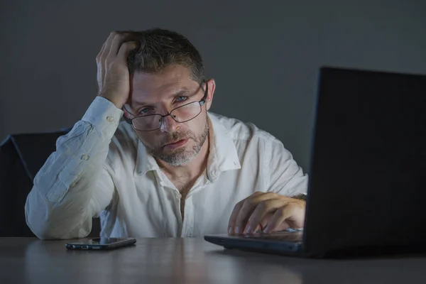 Jovem Confuso Desperdiçado Cansado Empresário Homem Trabalhando Até Tarde Noite — Fotografia de Stock