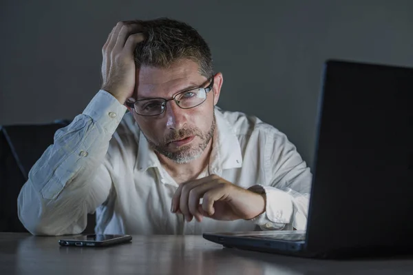 Jovem Confuso Desperdiçado Cansado Empresário Homem Trabalhando Até Tarde Noite — Fotografia de Stock