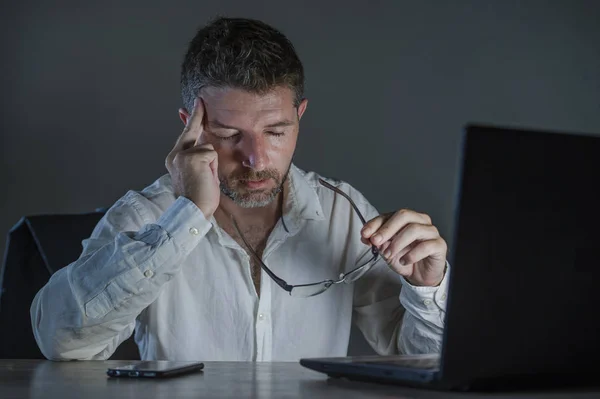 Jovem Confuso Desperdiçado Cansado Empresário Homem Trabalhando Até Tarde Noite — Fotografia de Stock