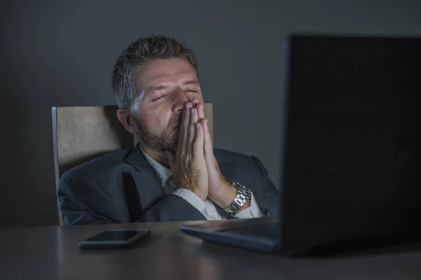 Jovem Desesperado Estressado Empresário Trabalhando Horas Extras Escritório Laptop Mesa — Fotografia de Stock